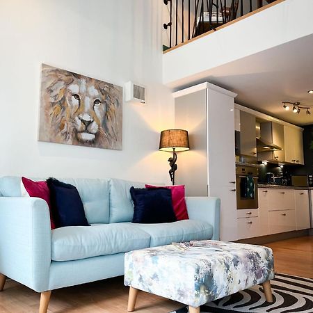 Jungle Escape, City Apartment With Parking & Terrace Chester Kültér fotó