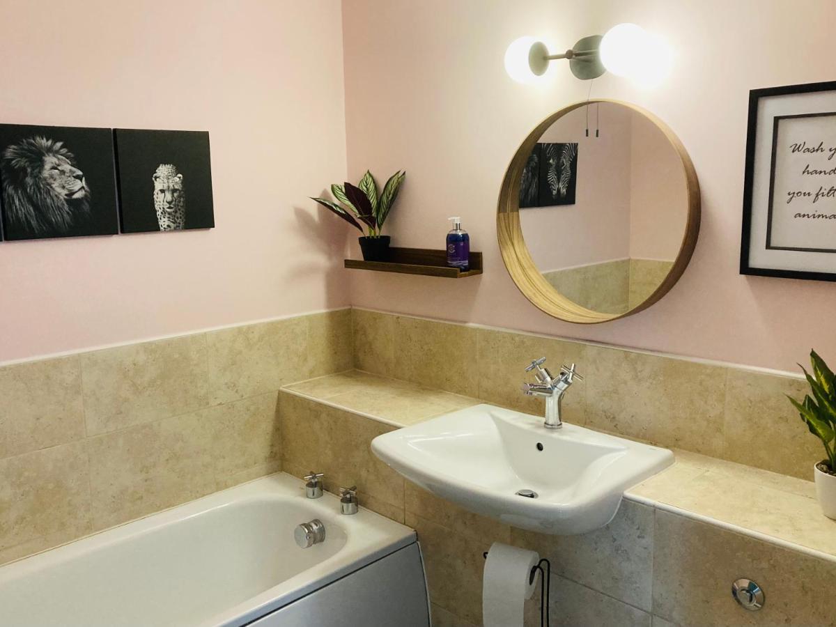 Jungle Escape, City Apartment With Parking & Terrace Chester Kültér fotó