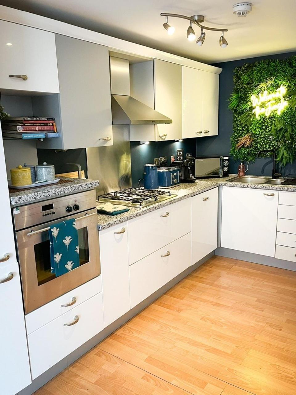 Jungle Escape, City Apartment With Parking & Terrace Chester Kültér fotó