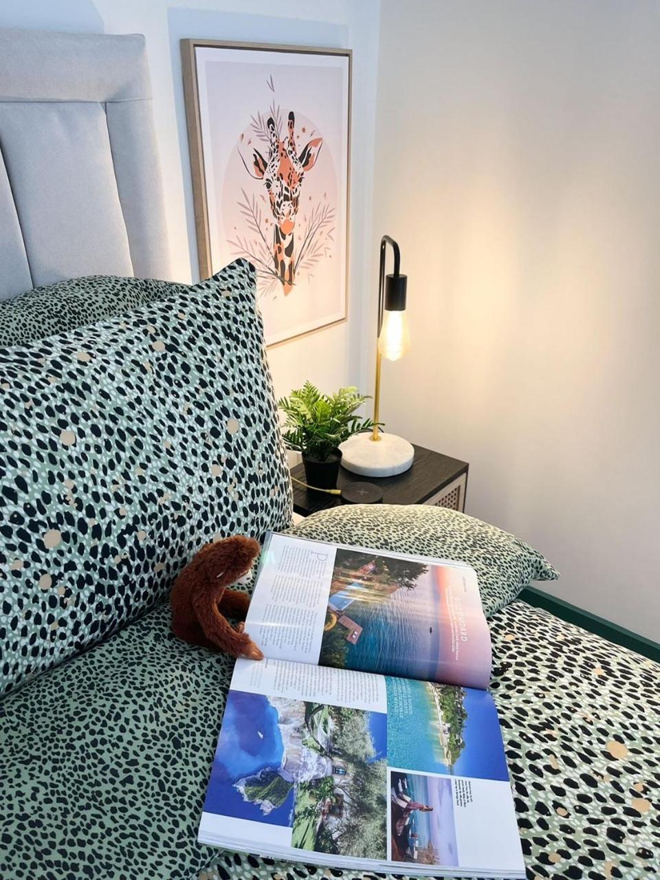 Jungle Escape, City Apartment With Parking & Terrace Chester Kültér fotó