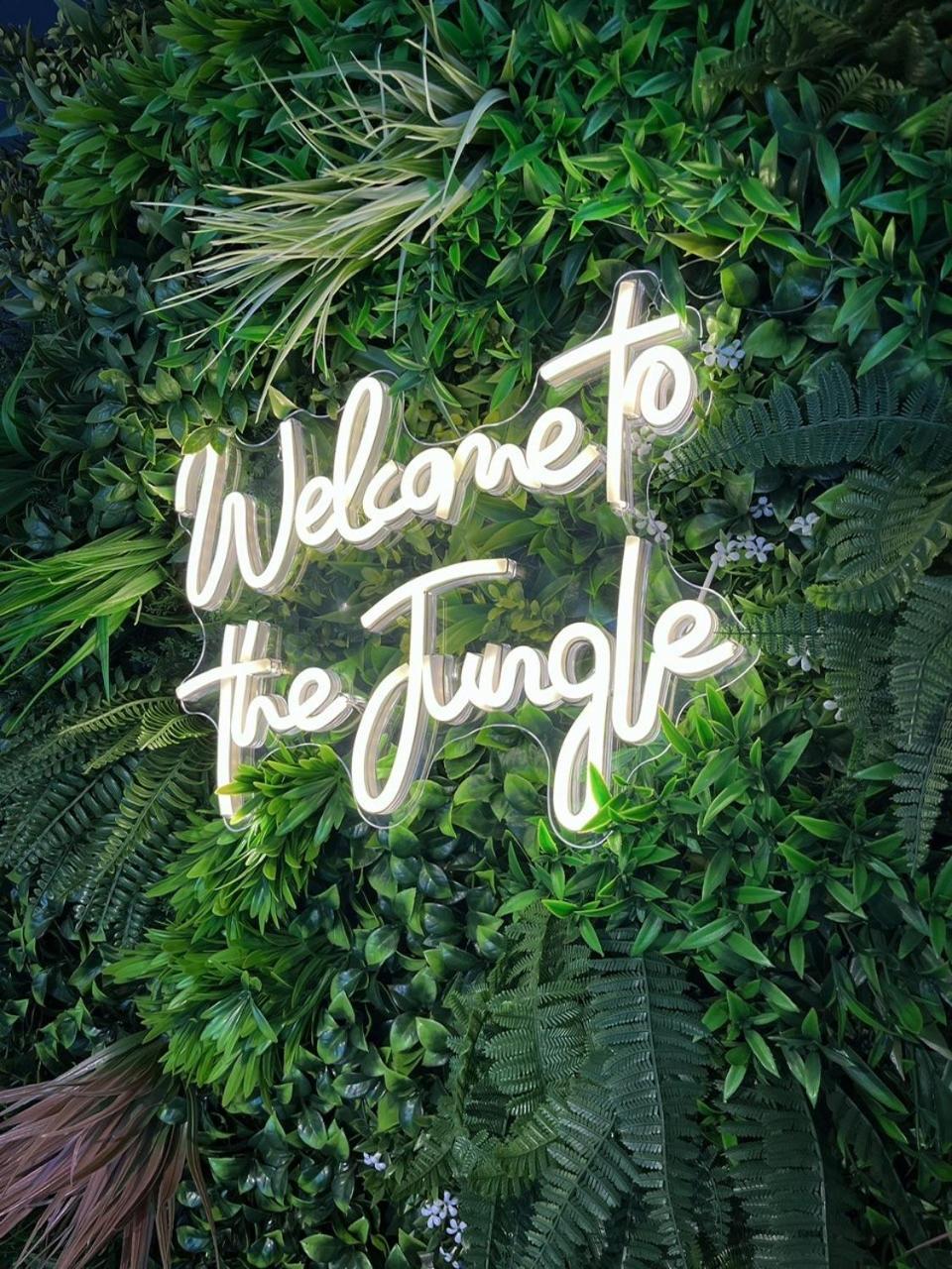 Jungle Escape, City Apartment With Parking & Terrace Chester Kültér fotó