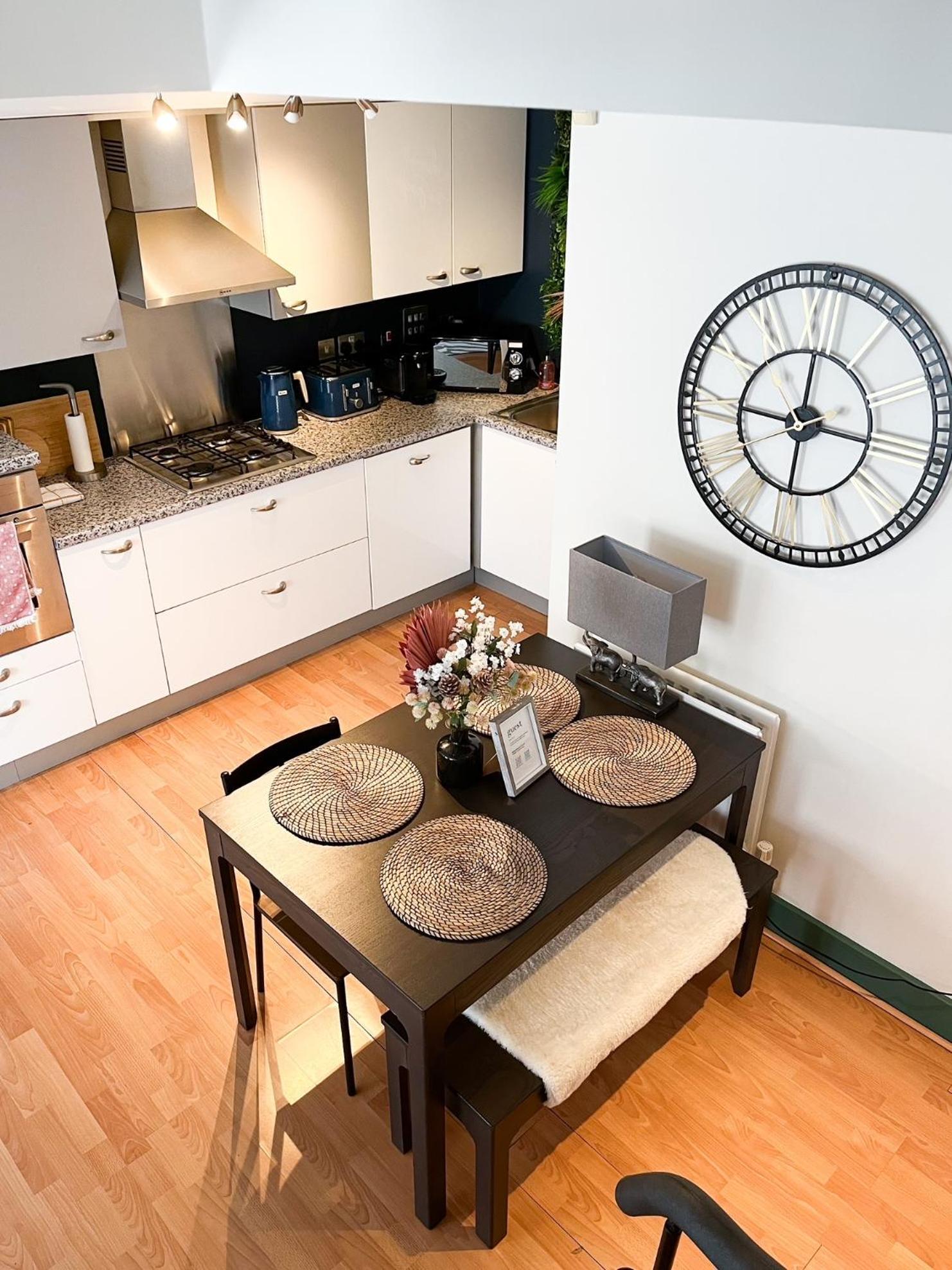 Jungle Escape, City Apartment With Parking & Terrace Chester Kültér fotó
